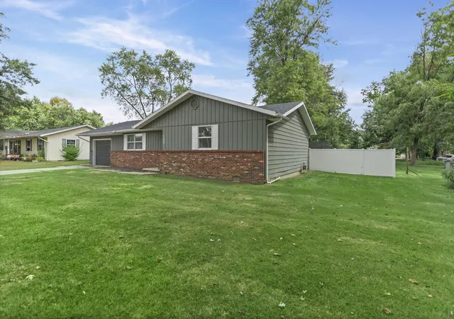 Photo 3 of Single family home for sale at 742 N Reel Ave, Salem, IL 62881 | MLS# 12758644 | Listing updated on 2026-10-10