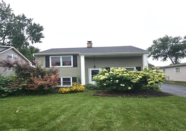 Single family home for sale at 618 W Comstock Ave, Elmhurst, IL 60126 | MLS# 12758663