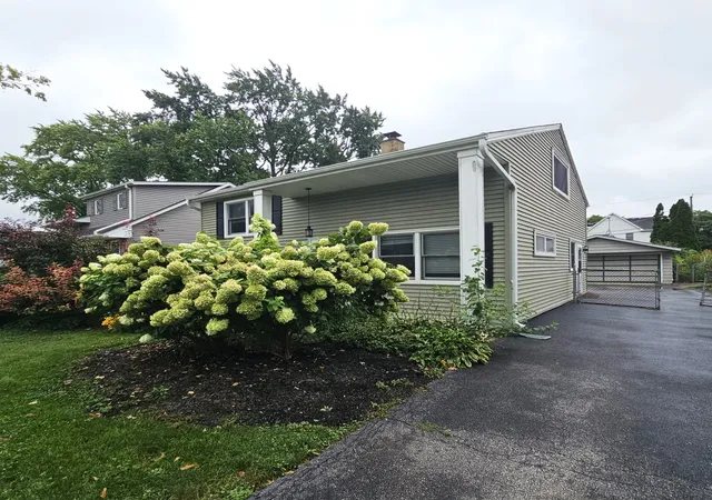 Photo 2 of Single family home for sale at 618 W Comstock Ave, Elmhurst, IL 60126 | MLS# 12758663 | Listing updated on 2026-09-16