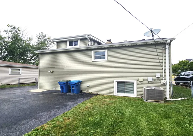 Photo 3 of Single family home for sale at 618 W Comstock Ave, Elmhurst, IL 60126 | MLS# 12758663 | Listing updated on 2026-09-16