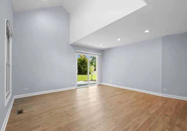 Photo 3 of Townhouse for sale at 4 S Stonington Dr, Palatine, IL 60074 | MLS# 12758670 | Listing updated on 2026-09-20