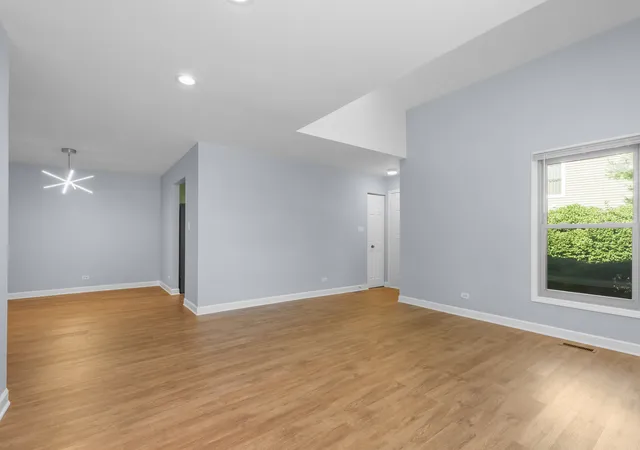 Photo 3 of Townhouse for sale at 4 S Stonington Dr, Palatine, IL 60074 | MLS# 12758670 | Listing updated on 2026-09-20