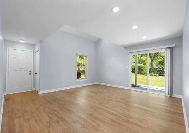 Photo 4 of Townhouse for sale at 4 S Stonington Dr, Palatine, IL 60074 | MLS# 12758670 | Listing updated on 2026-09-20