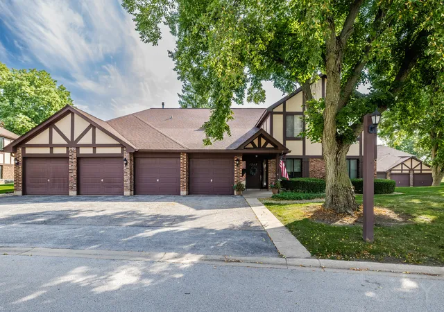 Condo for sale at 1717 Lakecliffe Dr #C, Wheaton, IL 60189 | MLS# 12758699
