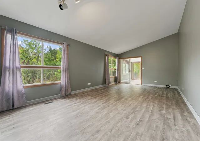 Photo 3 of Single family home for sale at 1132 Evergreen Dr, Carol Stream, IL 60188 | MLS# 12758730 | Listing updated on 2026-09-23