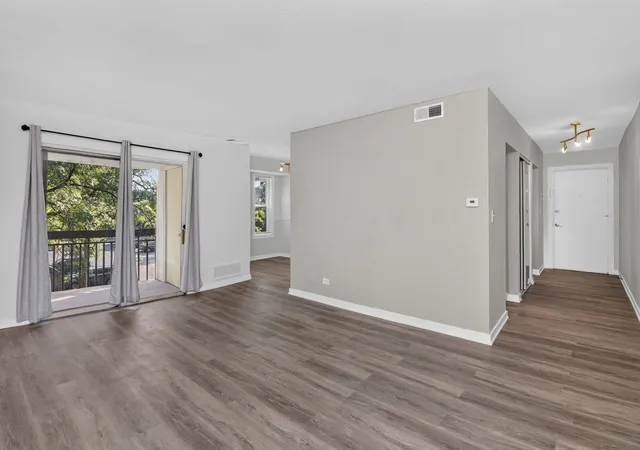 Listing Photo 4 - Condo for sale in building located at 2212 Country Clb Dr, Woodridge, IL 60517 - Unit #21