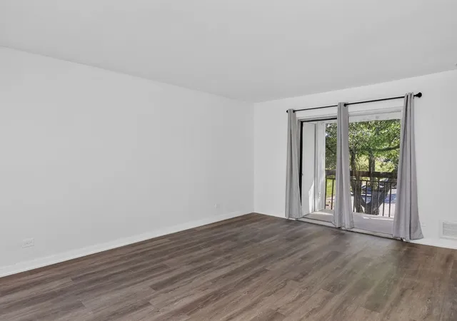 Listing Photo 5 - Condo for sale in building located at 2212 Country Clb Dr, Woodridge, IL 60517 - Unit #21