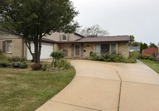 Photo 1 of Single family home for sale at 1622 S Surrey Ridge Dr, Arlington Heights, IL 60005 | MLS# 12758746 | Listing updated on 2026-09-16