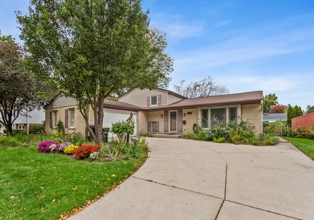 Single family home for sale at 1622 S Surrey Ridge Dr, Arlington Heights, IL 60005 | MLS# 12758746