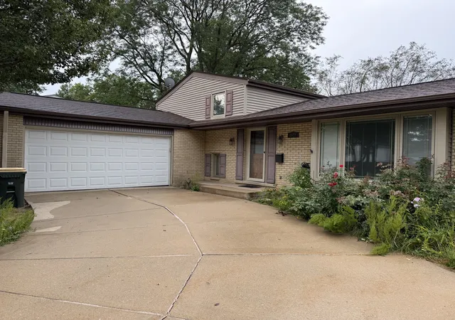 Photo 2 of Single family home for sale at 1622 S Surrey Ridge Dr, Arlington Heights, IL 60005 | MLS# 12758746 | Listing updated on 2026-09-16