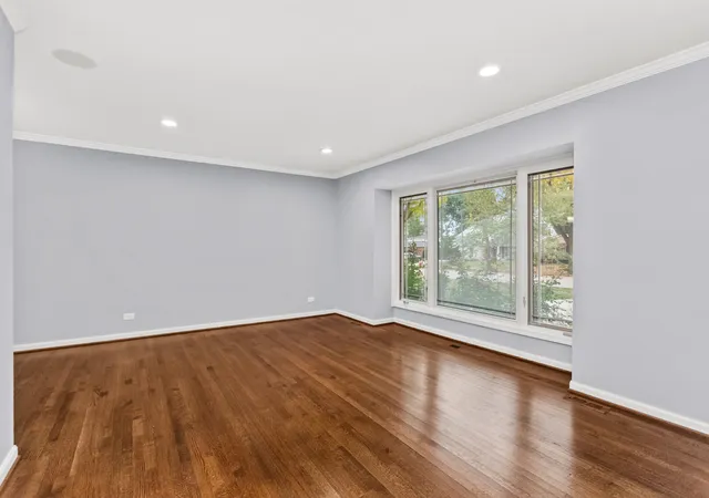 Photo 3 of Single family home for sale at 1622 S Surrey Ridge Dr, Arlington Heights, IL 60005 | MLS# 12758746 | Listing updated on 2026-10-22