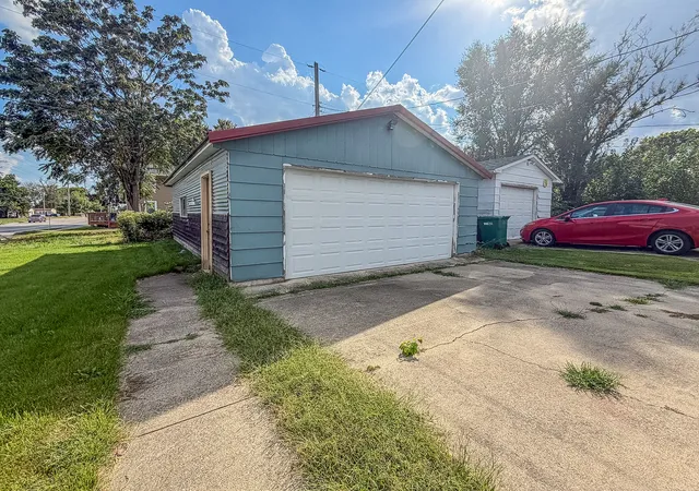 Photo 19 of Single family home for sale at 2195 E Decatur St, Decatur, IL 62521 | MLS# 12758773 | Listing updated on 2026-10-21