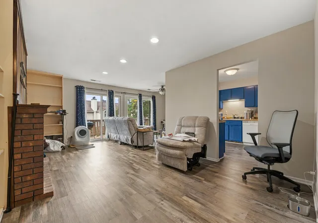 Listing Photo 2 - Condo for sale in building located at 5116 Coventry Ln, Gurnee, IL 60031 - Unit #5116