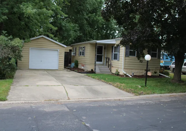 Photo 2 of Manufactured home for sale at 92 Oak Ave, Sandwich, IL 60548 | MLS# 12758825 | Listing updated on 2026-10-02