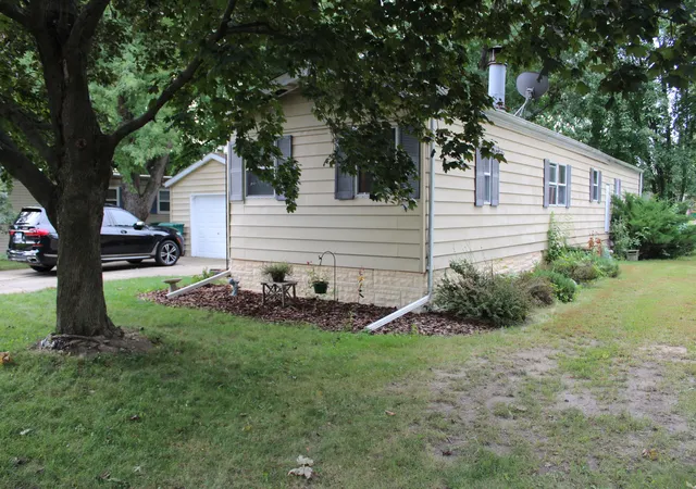 Photo 3 of Manufactured home for sale at 92 Oak Ave, Sandwich, IL 60548 | MLS# 12758825 | Listing updated on 2026-10-02