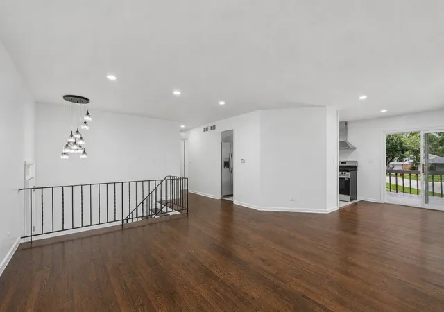 Photo 3 of Single family home for sale at 669 White Pine Rd, Buffalo Grove, IL 60089 | MLS# 12758839 | Listing updated on 2026-09-16