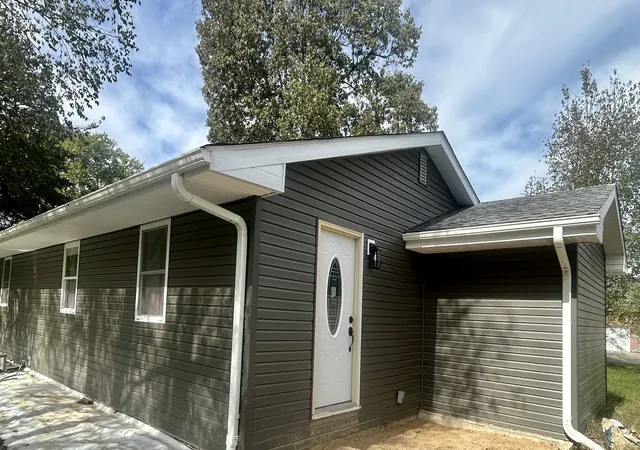 Photo 2 of Single family home for sale at 207 Baker Dr, Metropolis, IL 62960 | MLS# 12758857 | Listing updated on 2026-10-07