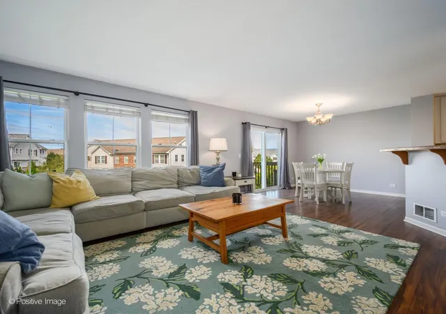 Photo 2 of Townhouse for sale at 617 Grand Cyn Cir, Crystal Lake, IL 60014 | MLS# 12758861 | Listing updated on 2026-09-28