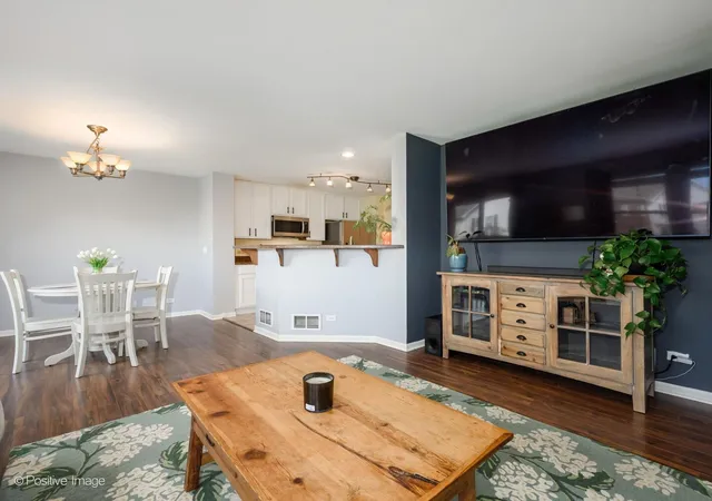 Photo 3 of Townhouse for sale at 617 Grand Cyn Cir, Crystal Lake, IL 60014 | MLS# 12758861 | Listing updated on 2026-09-28