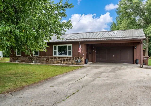 Single family home for sale at 102 Bunn Dr, Rockton, IL 61072 | MLS# 12758868