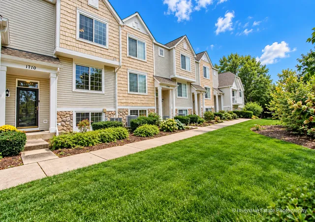 Photo 2 of Townhouse for sale at 1710 Middlebury Dr #1710, Aurora, IL 60503 | MLS# 12758874 | Listing updated on 2026-09-16