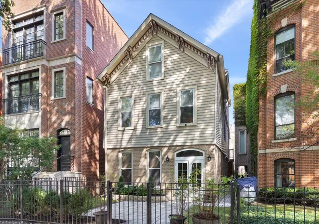 Photo 1 of House for sale at 828 W Lill Ave, Chicago, IL 60614 | MLS# 12758878 | Listing updated on 2026-09-29
