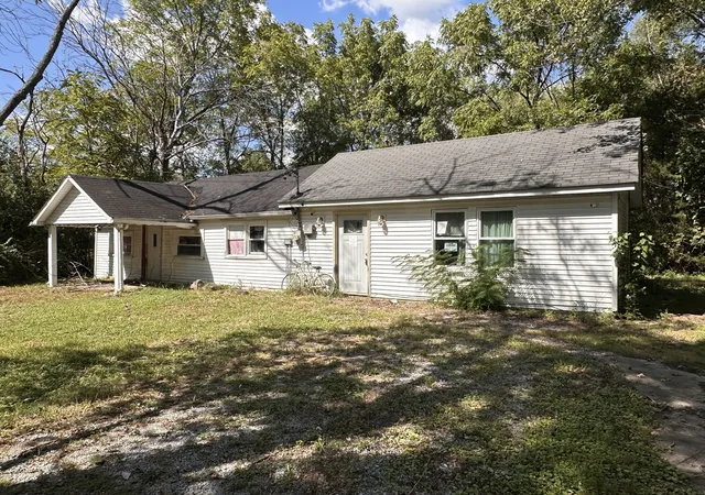 Photo 4 of Single family home for sale at 5809 Yung Rd, Sesser, IL 62884 | MLS# 12758900 | Listing updated on 2026-09-15