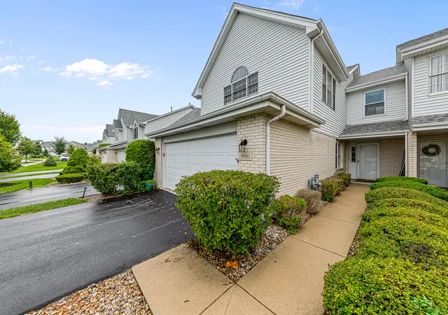 Photo 2 of Townhouse for sale at 9981 Constitution Dr, Orland Park, IL 60462 | MLS# 12758910 | Listing updated on 2026-09-15