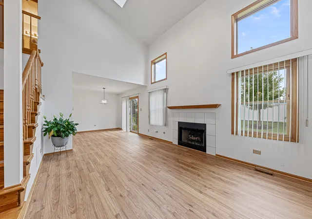 Photo 2 of Townhouse for sale at 9981 Constitution Dr, Orland Park, IL 60462 | MLS# 12758910 | Listing updated on 2026-09-14
