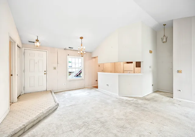 Listing Photo 4 - Condo for sale in building located at 372 Sandhurst Cir, Glen Ellyn, IL 60137 - Unit #3
