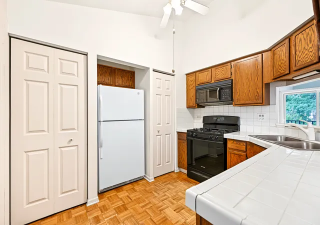 Listing Photo 5 - Condo for sale in building located at 372 Sandhurst Cir, Glen Ellyn, IL 60137 - Unit #3