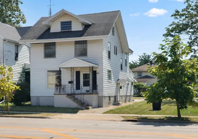 Photo 1 of Single family home for sale at 811 E Washington St, Bloomington, IL 61701 | MLS# 12758943 | Listing updated on 2026-09-22