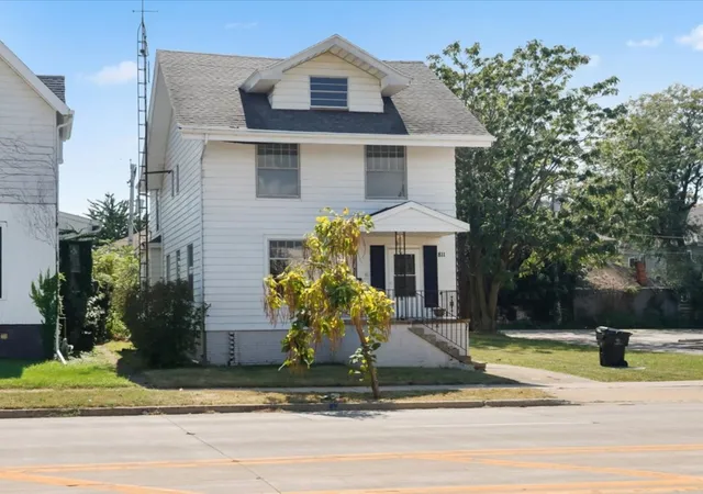 Photo 2 of Single family home for sale at 811 E Washington St, Bloomington, IL 61701 | MLS# 12758943 | Listing updated on 2026-09-22
