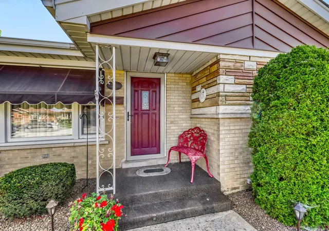 Photo 2 of Single family home for sale at 3903 153rd Street, Midlothian, IL 60445 | MLS# 12758948 | Listing updated on 2026-09-19