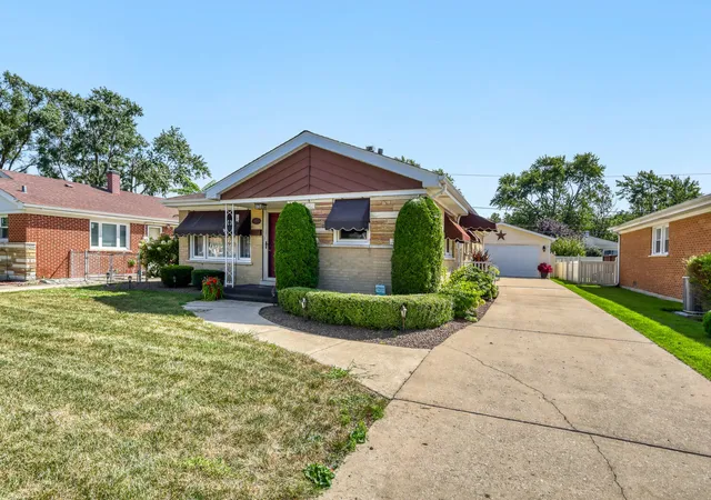 Photo 3 of Single family home for sale at 3903 153rd Street, Midlothian, IL 60445 | MLS# 12758948 | Listing updated on 2026-09-19