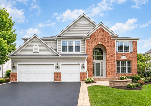 Photo 1 of Single family home for sale at 1575 Mcclellan Dr, Lindenhurst, IL 60046 | MLS# 12758949 | Listing updated on 2026-10-04