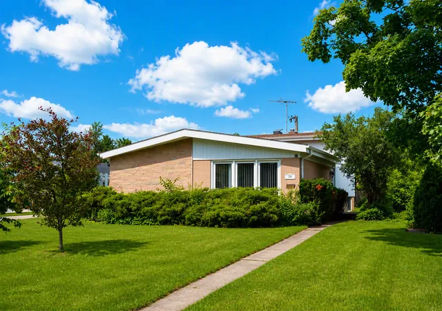 Photo 1 of Single family home for sale at 54 Fernwood Dr, Glenview, IL 60025 | MLS# 12758951 | Listing updated on 2026-09-16