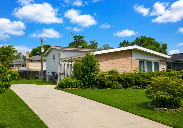 Photo 2 of Single family home for sale at 54 Fernwood Dr, Glenview, IL 60025 | MLS# 12758951 | Listing updated on 2026-09-16