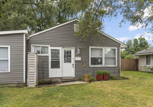 Photo 1 of Single family home for sale at 1914 Innercircle Dr, Crest Hill, IL 60403 | MLS# 12758952 | Listing updated on 2026-09-24