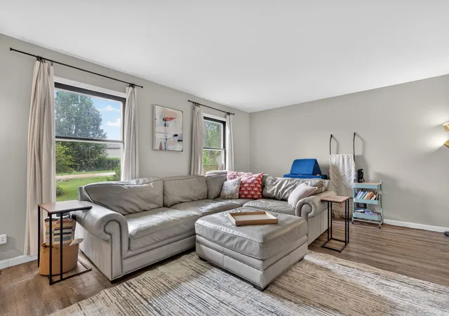 Photo 2 of Single family home for sale at 8061 W Hill Rd, Frankfort, IL 60423 | MLS# 12758994 | Listing updated on 2026-09-22