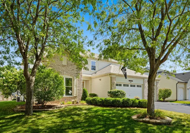 Photo 2 of Single family home for sale at 812 Honeysuckle Ln, Aurora, IL 60506 | MLS# 12759003 | Listing updated on 2026-09-30