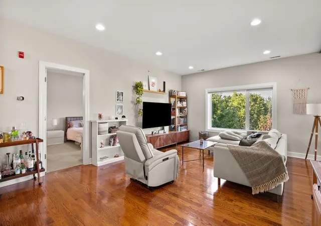 Photo 4 of Condo for sale at 645 Custer Ave #403, Evanston, IL 60202 | MLS# 12759023 | Listing updated on 2026-09-18