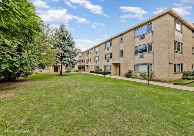 Condo for sale at 7021 N Ridge Blvd #1E, Chicago, IL 60645 | MLS# 12759038