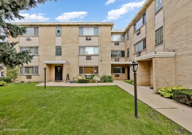 Photo 1 of Condo for sale at 7021 N Ridge Blvd #1E, Chicago, IL 60645 | MLS# 12759038 | Listing updated on 2026-09-22