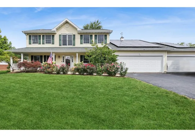 Photo 1 of Single family home for sale at 33147 N Lake Shore Dr, Grayslake, IL 60030 | MLS# 12759059 | Listing updated on 2026-10-07