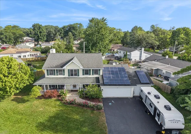 Photo 3 of Single family home for sale at 33147 N Lake Shore Dr, Grayslake, IL 60030 | MLS# 12759059 | Listing updated on 2026-10-07