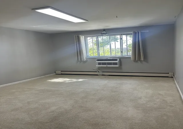 Listing Photo 5 - Condo for sale in building located at 1880 Bonnie Ln, Hoffman Estates, IL 60169 - Unit #311