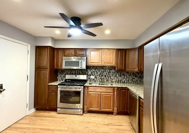 Listing Photo 5 - Condo for sale in building located at 10385 Dearlove Rd, Glenview, IL 60025 - Unit #1I