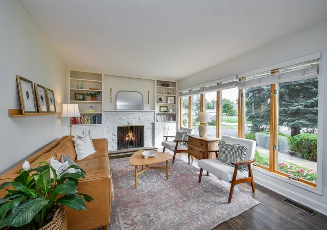 Photo 3 of Single family home for sale at 1612 N Washington St, Wheaton, IL 60187 | MLS# 12759082 | Listing updated on 2026-09-23