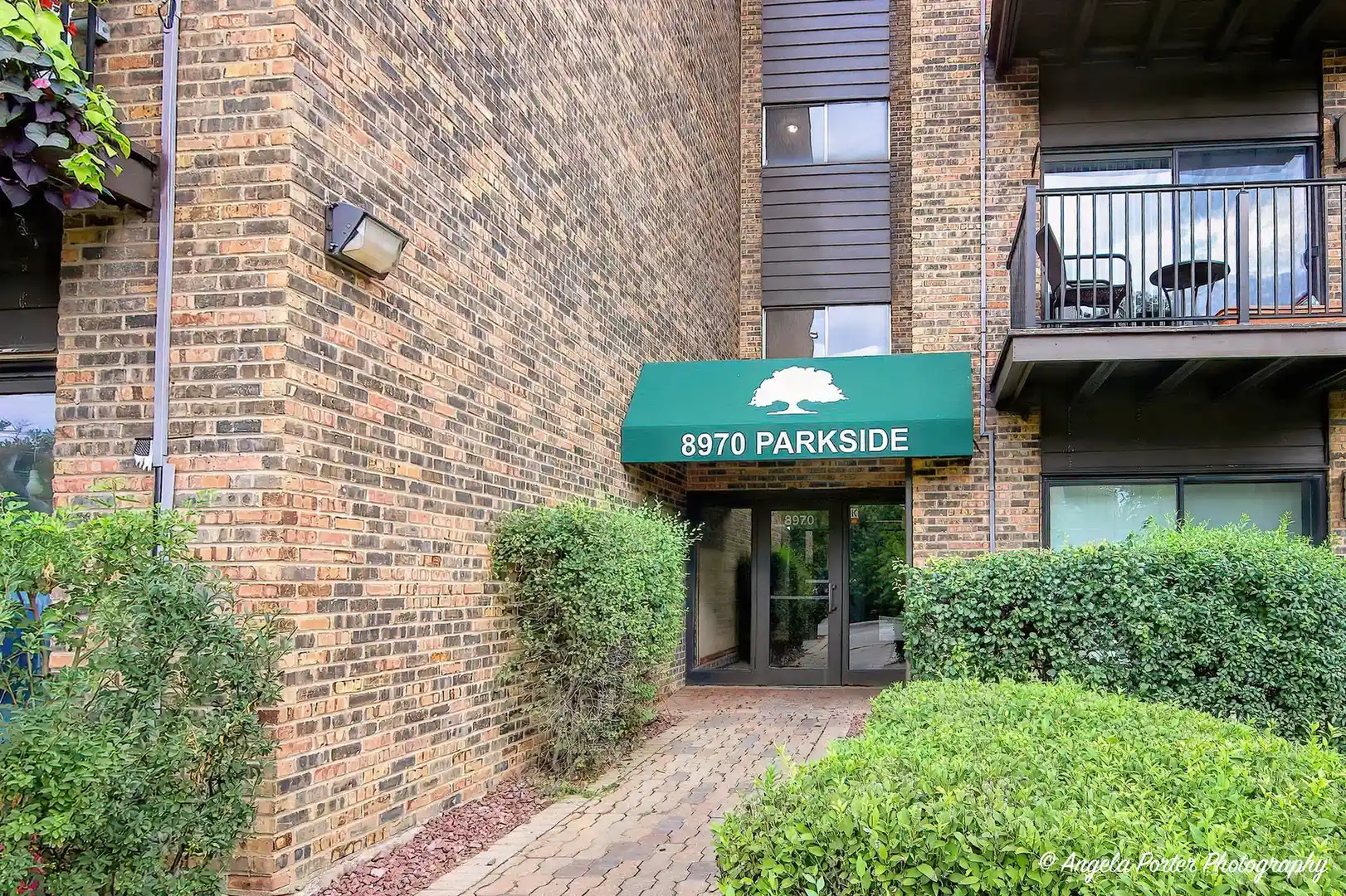 Listing Photo 2 - Condo for sale in 8970 N Parkside Ave located at 8970 N Parkside Ave, Des Plaines, IL 60016 - Unit #406